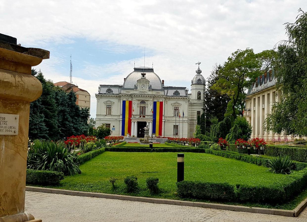 Old Town Apartament Apartment Targoviste Bagian luar foto